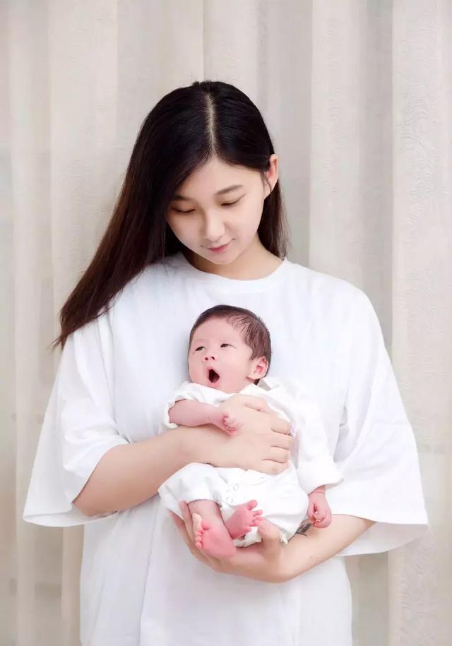 生活中的电竞夫妻“韩商言佟年”,靠“作”照样甜上头