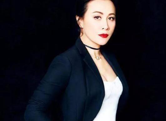 好强的刘嘉玲一生都在争，梁朝伟为何为娶她，回答让人羡慕了