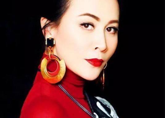 好强的刘嘉玲一生都在争，梁朝伟为何为娶她，回答让人羡慕了