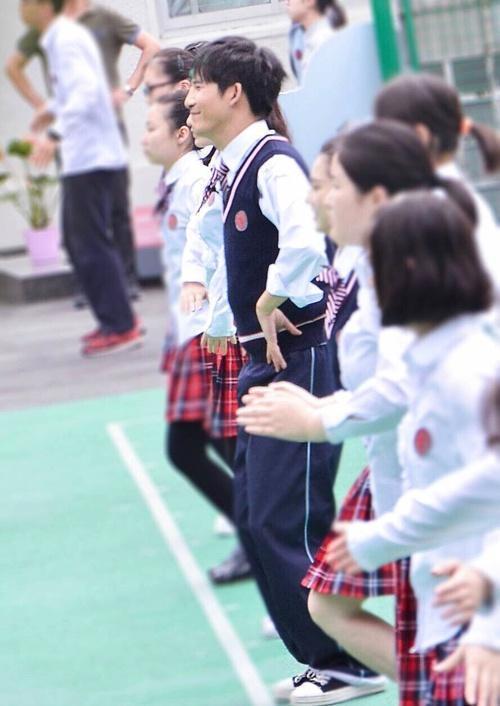 大张伟为何执着于穿大档裤,看完戚薇这个表情就全明白了!