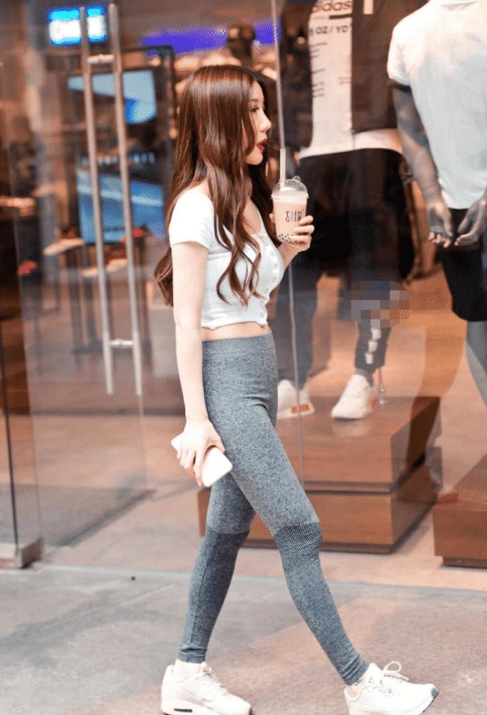 短款白T搭紧身裤,秀出小蛮腰吸睛无数!