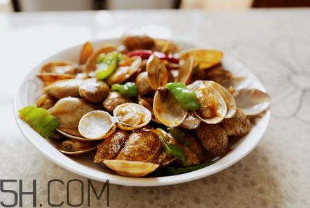 吃海鲜时能不能喝啤酒？花甲发臭了还能吃吗？