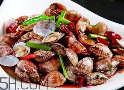 吃海鲜时能不能喝啤酒？花甲发臭了还能吃吗？