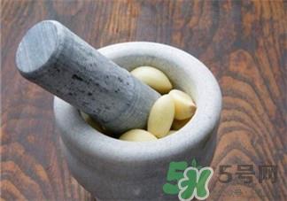 白酒泡大蒜的功效 白酒泡大蒜的作用 白酒泡大蒜的功效 白酒泡大蒜的作用