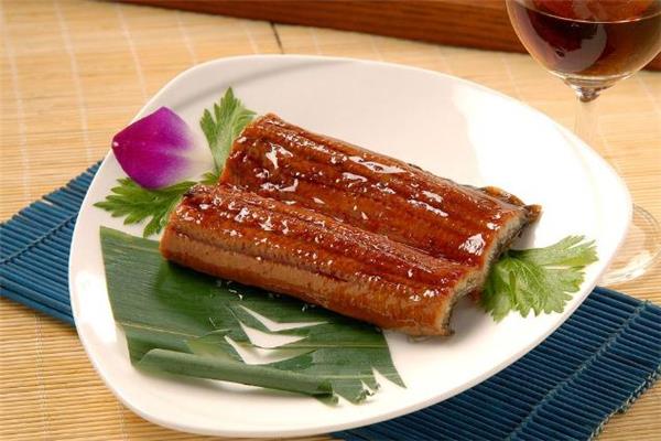 鳗鱼哪个部位不能吃 鳗鱼内脏可以吃吗 鳗鱼哪个部位不能吃 鳗鱼内脏可以吃吗