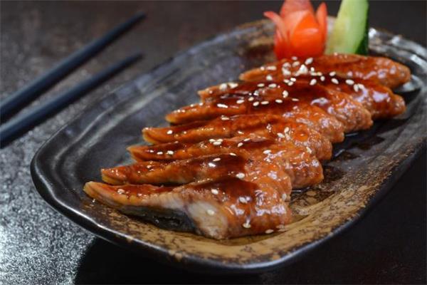 鳗鱼哪个部位不能吃 鳗鱼内脏可以吃吗 鳗鱼哪个部位不能吃 鳗鱼内脏可以吃吗