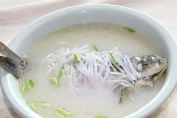 鲫鱼汤用老豆腐好还是嫩豆腐好 鲫鱼汤和什么最佳搭配 鲫鱼汤用老豆腐好还是嫩豆腐好 鲫鱼汤和什么最佳搭配