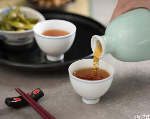 二十年的黄酒还能喝吗 怎么判断黄酒变质了 二十年的黄酒还能喝吗 怎么判断黄酒变质了