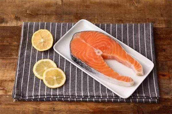 三文鱼冻了一年还能吃吗 三文鱼可以冷冻多久