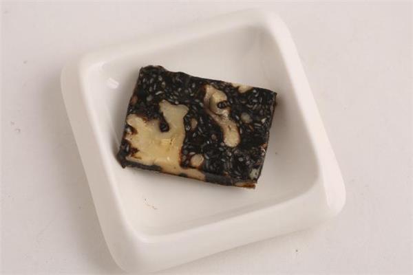 阿胶糕吃多了会怎样 阿胶糕一天吃两块多吗 阿胶糕吃多了会怎样 阿胶糕一天吃两块多吗