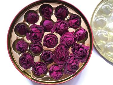 墨红玫瑰怎么泡?这样泡颜色太美了 墨红玫瑰怎么泡?这样泡颜色太美了