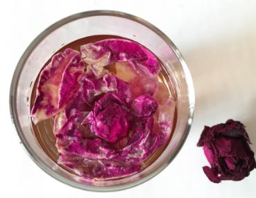 墨红玫瑰怎么泡?这样泡颜色太美了 墨红玫瑰怎么泡?这样泡颜色太美了