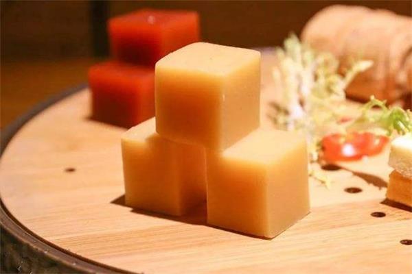 豌豆黄可以用绿豌豆吗 豌豆黄可以用黄豆做吗 豌豆黄可以用绿豌豆吗 豌豆黄可以用黄豆做吗