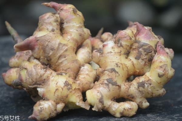 生姜要去皮吗 看具体情况 生姜要去皮吗 看具体情况