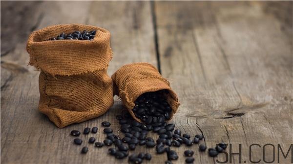 黑豆起了虫子还能吃吗 黑豆生虫子还能吃吗 黑豆起了虫子还能吃吗 黑豆生虫子还能吃吗