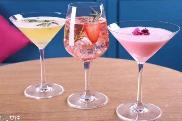 什么是鸡尾酒呢 鸡尾酒是怎么调的呢 什么是鸡尾酒呢 鸡尾酒是怎么调的呢