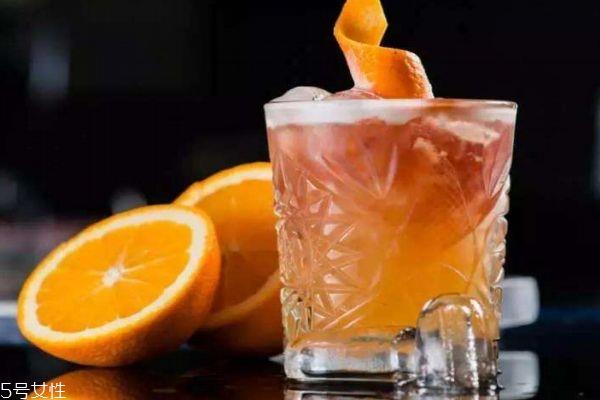 什么是鸡尾酒呢 鸡尾酒是怎么调的呢 什么是鸡尾酒呢 鸡尾酒是怎么调的呢