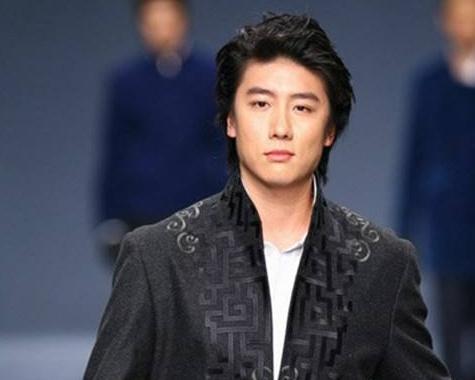 他是《西游记》中的“唐僧”,也是陈慧琳亲弟弟,却一直不温不火