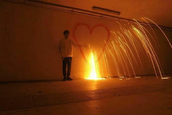 王源抽烟早有端倪？17岁未成年时就被爆料，他还在微博秀过打火机