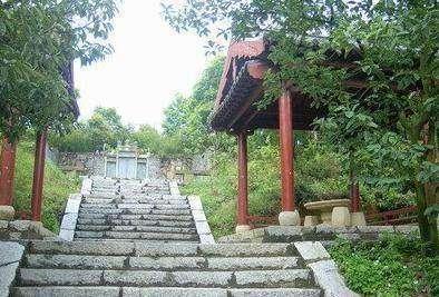 岳母墓前5位奸臣跪像,岳飞墓4位奸臣跪像,多出的一个是岳飞部下