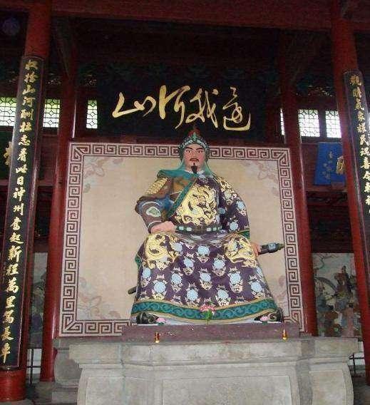 岳母墓前5位奸臣跪像,岳飞墓4位奸臣跪像,多出的一个是岳飞部下