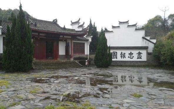 岳母墓前5位奸臣跪像,岳飞墓4位奸臣跪像,多出的一个是岳飞部下