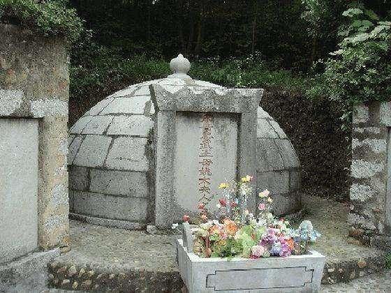 岳母墓前5位奸臣跪像,岳飞墓4位奸臣跪像,多出的一个是岳飞部下