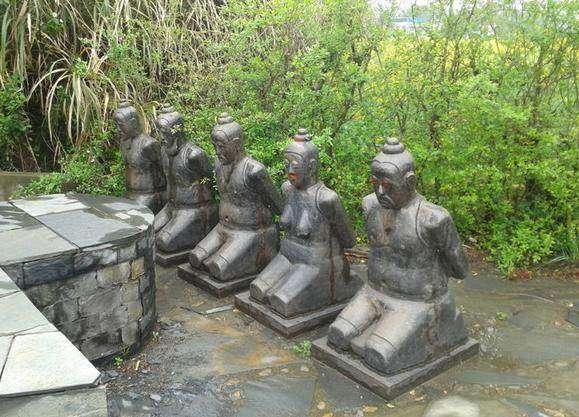 岳母墓前5位奸臣跪像,岳飞墓4位奸臣跪像,多出的一个是岳飞部下