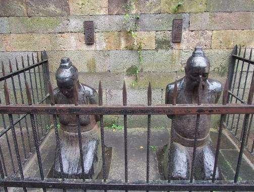 岳母墓前5位奸臣跪像,岳飞墓4位奸臣跪像,多出的一个是岳飞部下