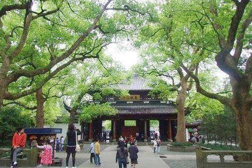 岳母墓前5位奸臣跪像,岳飞墓4位奸臣跪像,多出的一个是岳飞部下