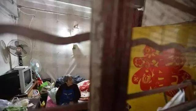 81岁口袋婆婆：“她不死，我也死不成…”