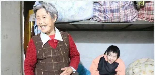 81岁口袋婆婆：“她不死，我也死不成…”