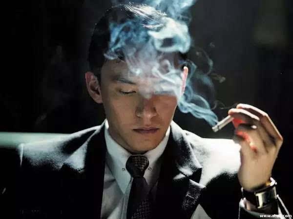 十六位明星抽烟帅照张国荣，周星驰刘德华。输给不会抽烟的王宝强