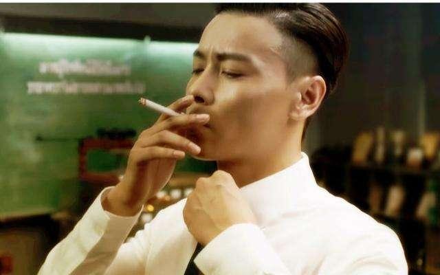 十六位明星抽烟帅照张国荣，周星驰刘德华。输给不会抽烟的王宝强