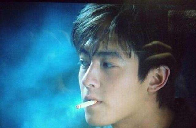 十六位明星抽烟帅照张国荣，周星驰刘德华。输给不会抽烟的王宝强