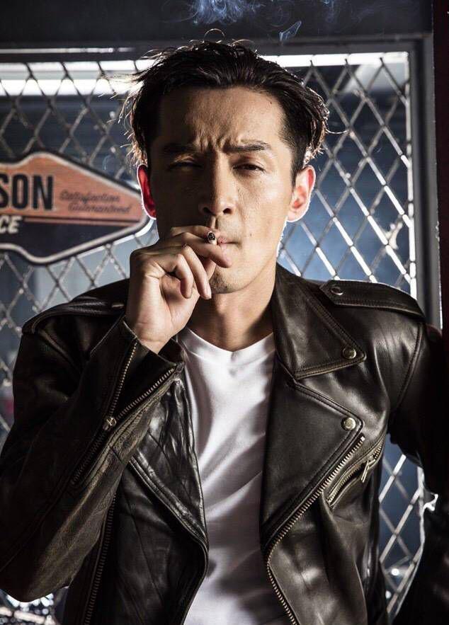 十六位明星抽烟帅照张国荣，周星驰刘德华。输给不会抽烟的王宝强