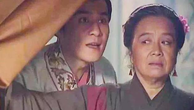 83岁“灵魂老太太”李明启,儿子儿媳皆顶流明星,今抱双孙享清福