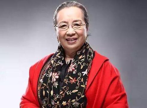 83岁“灵魂老太太”李明启,儿子儿媳皆顶流明星,今抱双孙享清福