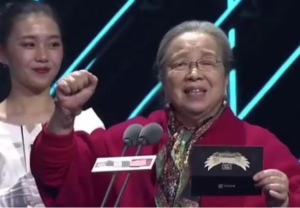 83岁“灵魂老太太”李明启,儿子儿媳皆顶流明星,今抱双孙享清福