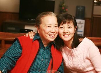 83岁“灵魂老太太”李明启,儿子儿媳皆顶流明星,今抱双孙享清福