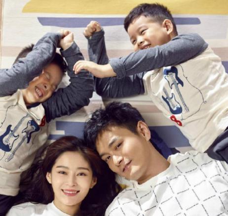 83岁“灵魂老太太”李明启,儿子儿媳皆顶流明星,今抱双孙享清福