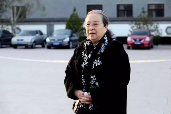 83岁“灵魂老太太”李明启,儿子儿媳皆顶流明星,今抱双孙享清福