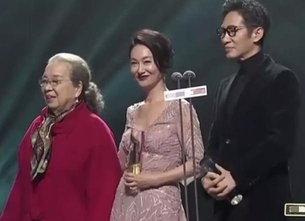 83岁“灵魂老太太”李明启,儿子儿媳皆顶流明星,今抱双孙享清福