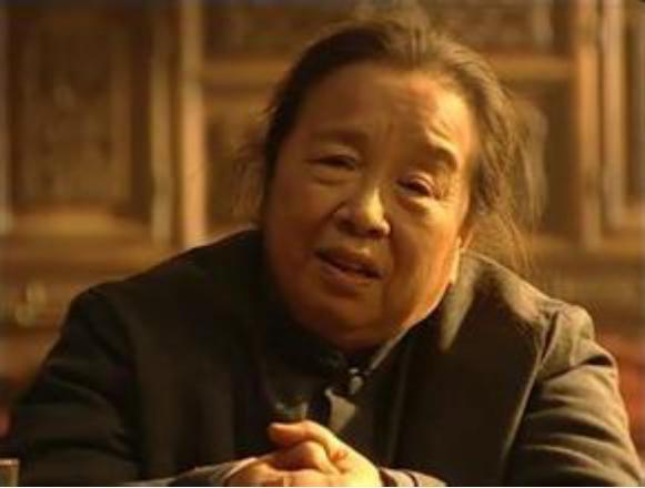 83岁“灵魂老太太”李明启,儿子儿媳皆顶流明星,今抱双孙享清福