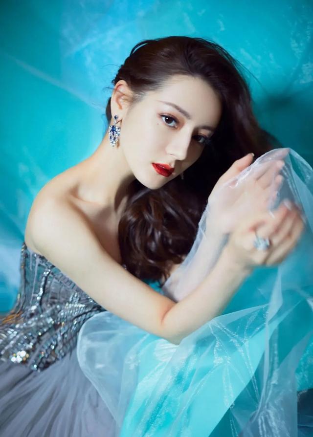 83岁“灵魂老太太”李明启,儿子儿媳皆顶流明星,今抱双孙享清福