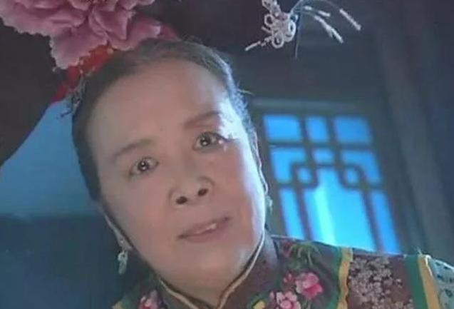 83岁“灵魂老太太”李明启,儿子儿媳皆顶流明星,今抱双孙享清福