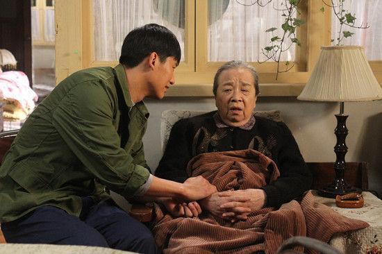 83岁“灵魂老太太”李明启,儿子儿媳皆顶流明星,今抱双孙享清福