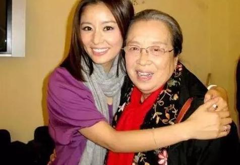 83岁“灵魂老太太”李明启,儿子儿媳皆顶流明星,今抱双孙享清福