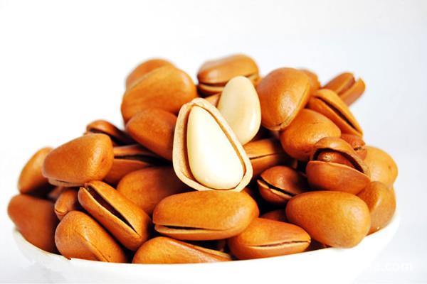 松子如何挑选 松子适合老年人吃吗 松子如何挑选 松子适合老年人吃吗