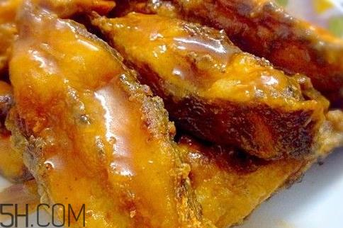 炸鱼是热油还是凉油 掌握油温火候是重点 炸鱼是热油还是凉油 掌握油温火候是重点